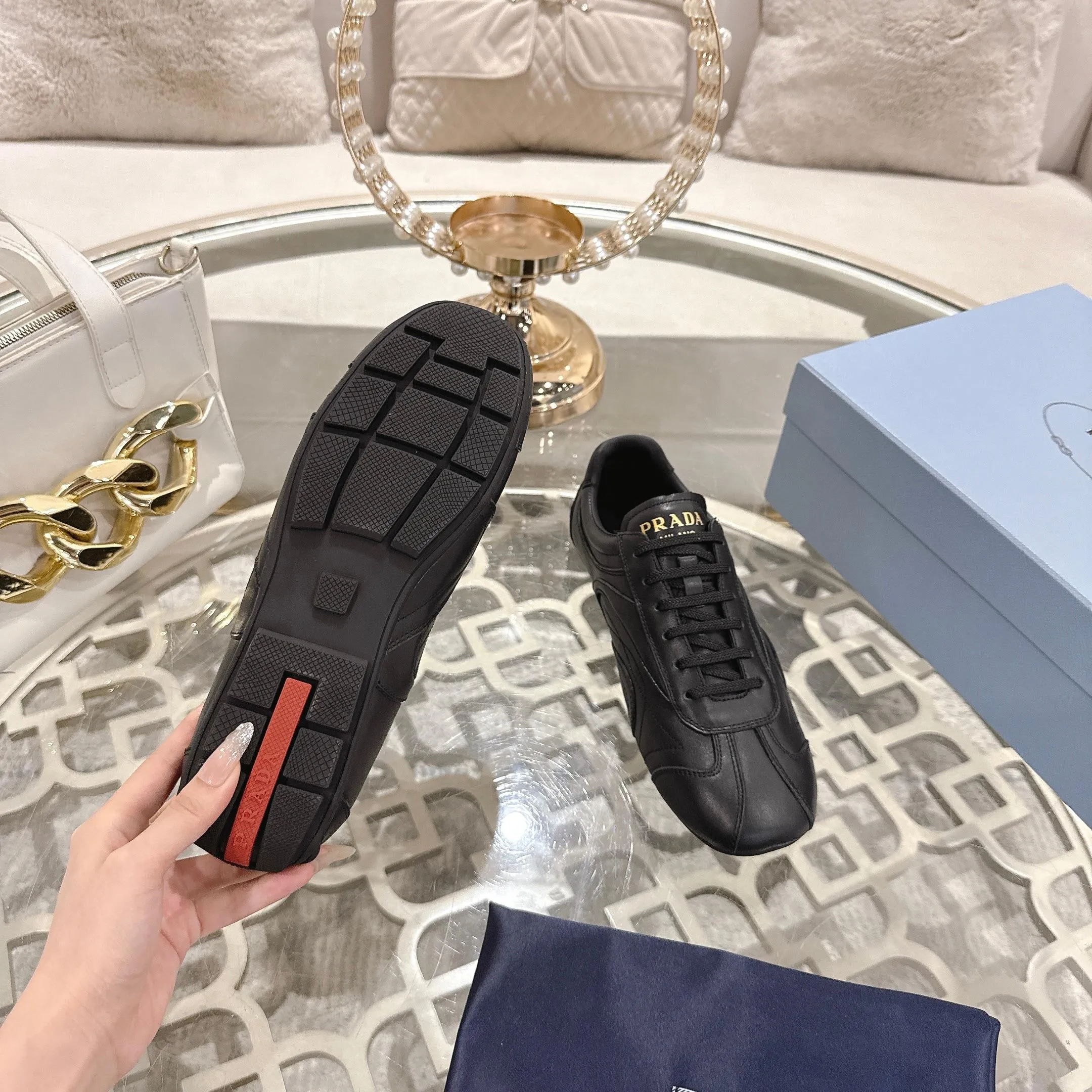 P600. PRADA for couples, casual shoes for couples, originally developed 1:1, made of imported cowhide, silk sheepskin lining, rubber outsole, comfortable and soft on the feet, size for women: 35 to 41. Male 38 to 45,